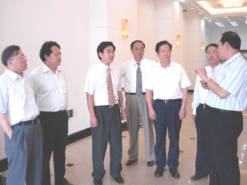 2006年7月27日上午,孙海麟副市长在市司法局刘广炬局长,于春香副局长